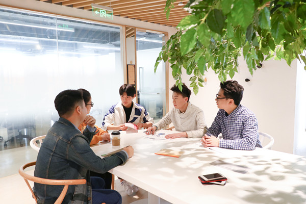員工培訓(xùn)與發(fā)展：培養(yǎng)人才，提升企業(yè)核心競爭力