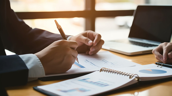 制定策略：根據目標和分析結果，制定實現路徑