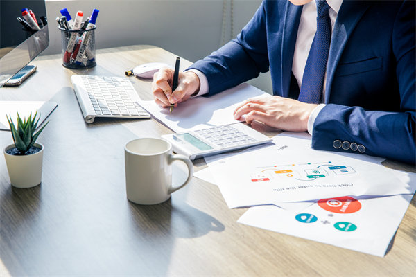 在績效溝通時，如何給員工提出改進意見促進績效增長？