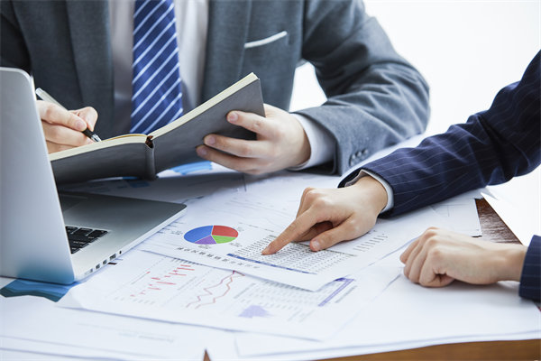 在績(jī)效溝通時(shí)，如何給員工提出改進(jìn)意見(jiàn)促進(jìn)績(jī)效增長(zhǎng)？