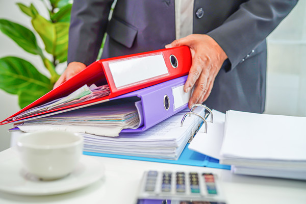 組織規(guī)劃中如何平衡集權(quán)與分權(quán)，促進(jìn)決策效率？