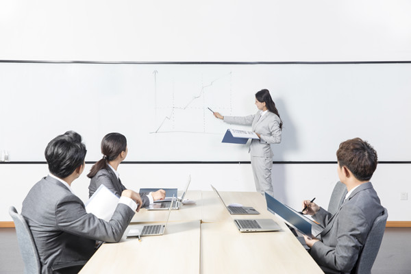 員工績效不佳時，應采取哪些策略進行干預與提升？