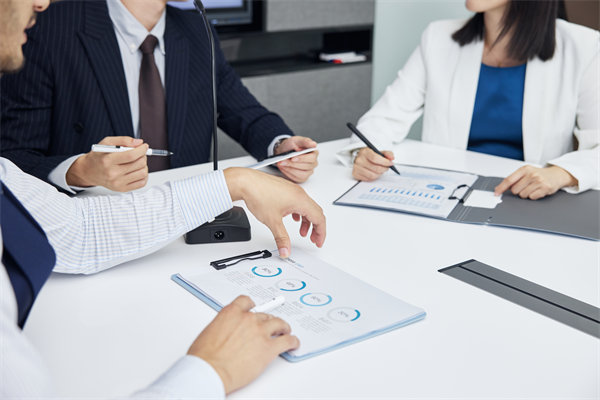 績(jī)效管理中，如何有效反饋以促進(jìn)員工持續(xù)改進(jìn)與成長(zhǎng)？