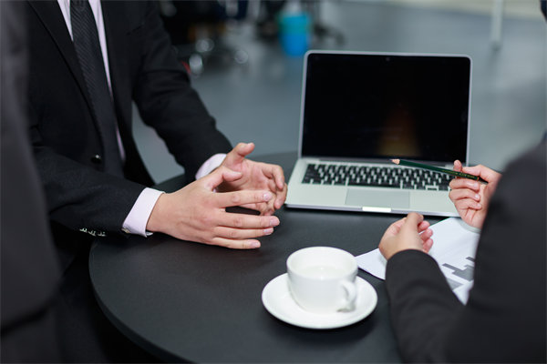 如何實(shí)施360度績(jī)效評(píng)估，確保反饋全面且客觀？