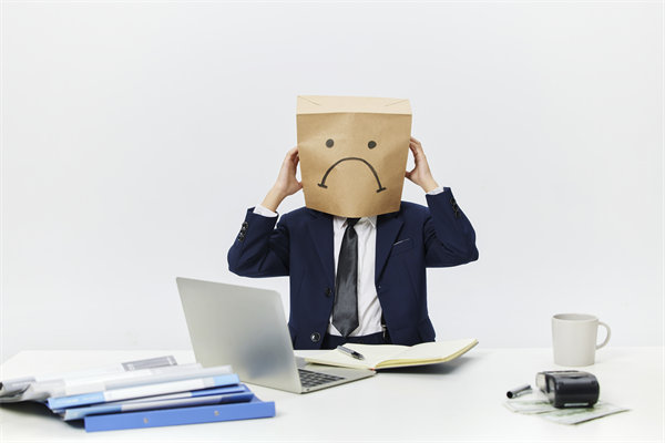 組織變革中，如何管理員工情緒與阻力，確保平穩(wěn)過渡？