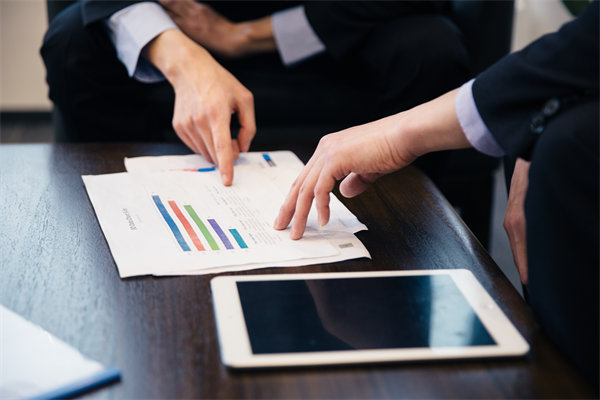 如何將企業長期戰略目標融入員工短期績效考核體系？