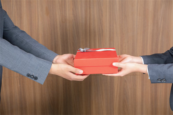 市場競爭激烈，如何制定薪酬策略以吸引并留住人才？