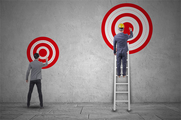 在薪酬體系構建時，如何確保公平性，同時滿足員工期望？