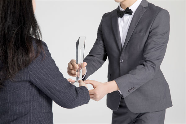 如何利用薪酬績(jī)效激勵(lì)，促進(jìn)跨部門合作與協(xié)調(diào)？