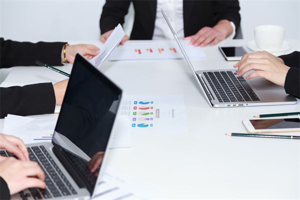 績(jī)效咨詢過(guò)程中，如何確保咨詢方案的落地實(shí)施？