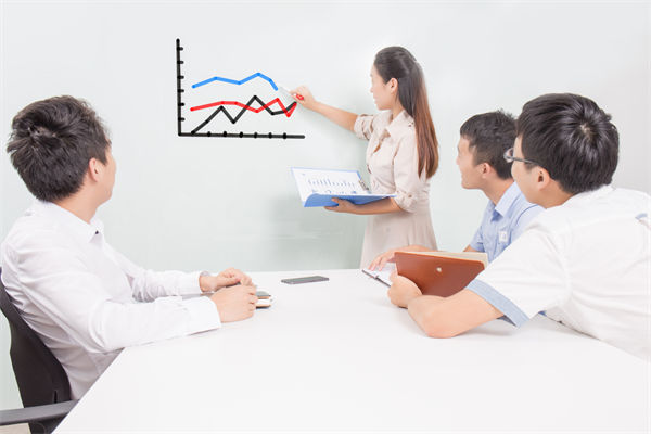 績(jī)效咨詢過(guò)程中，如何確保咨詢方案的落地實(shí)施？